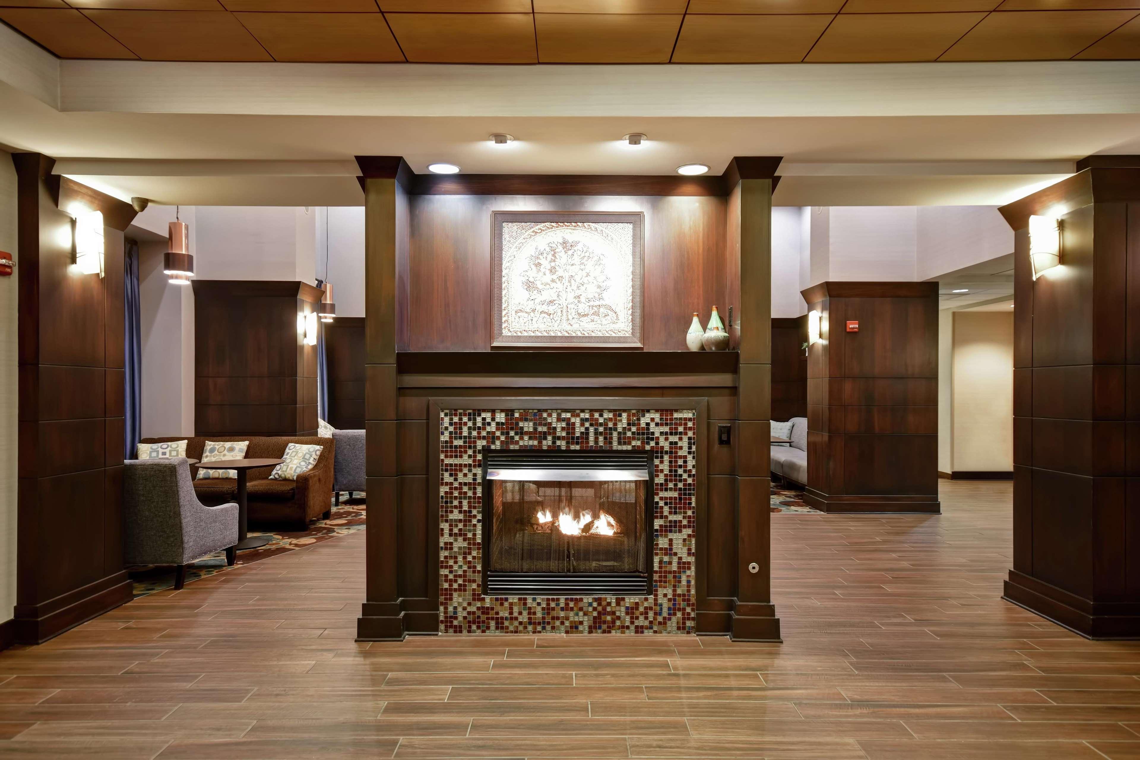 Hampton Inn & Suites Detroit-Canton Exterior photo
