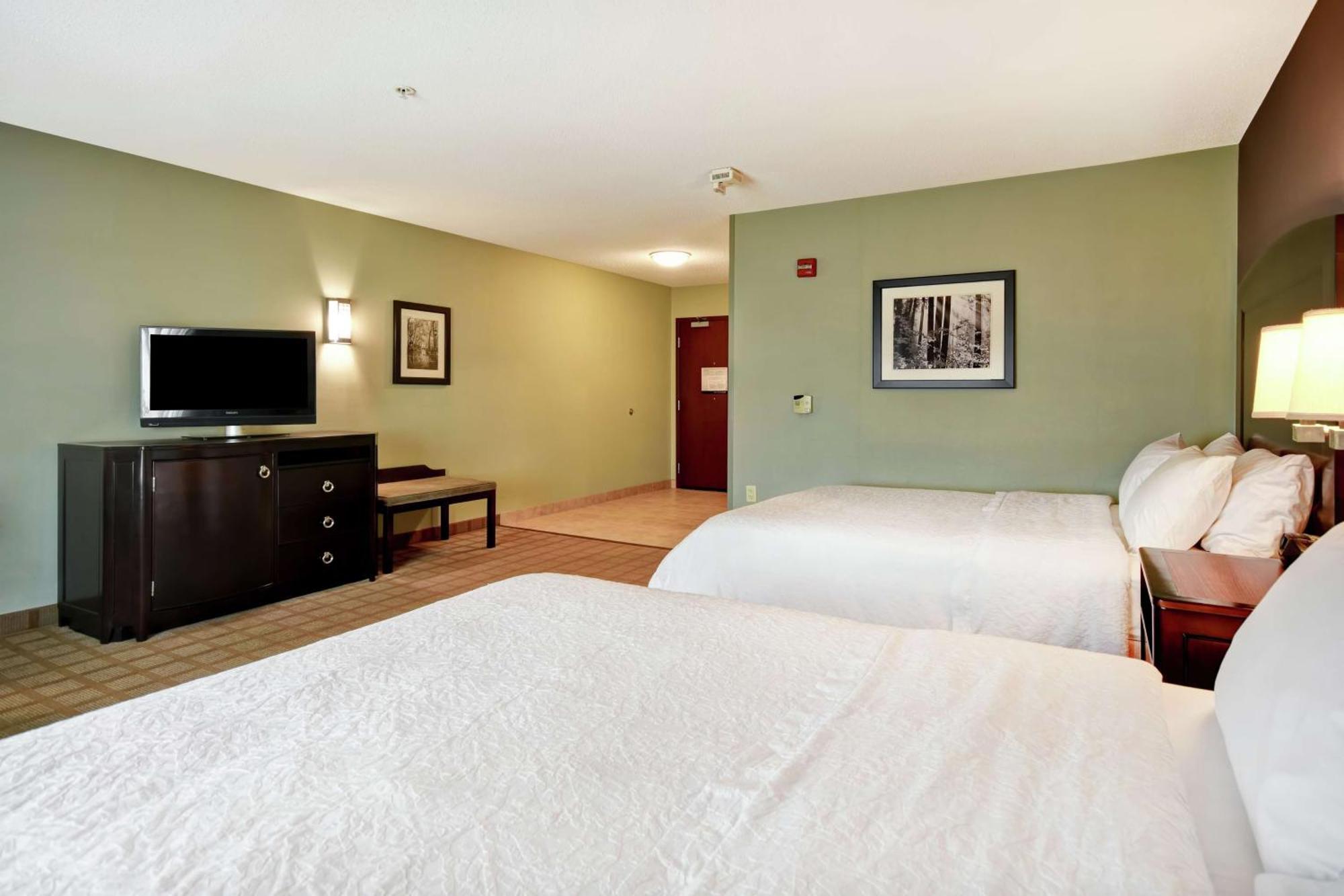 Hampton Inn & Suites Detroit-Canton Exterior photo
